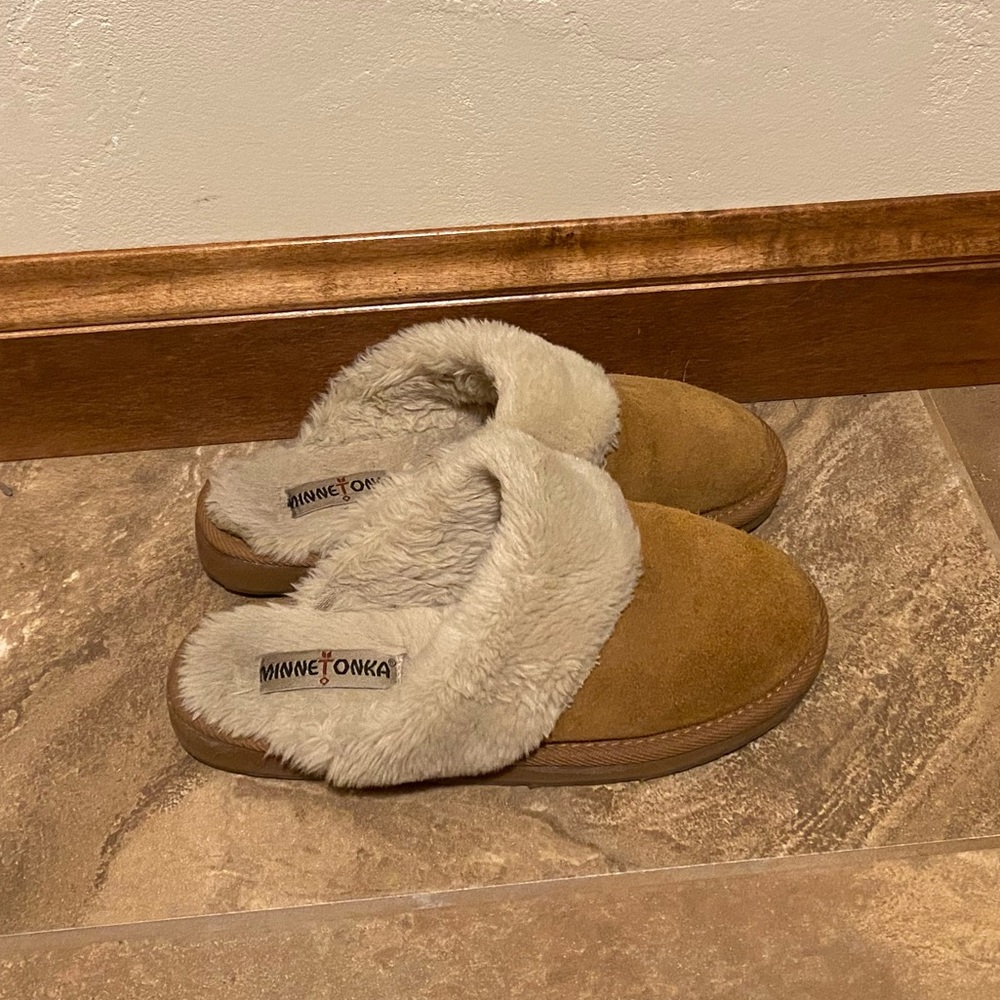 Minnetonka Shar Fur Trimmed Slipper
